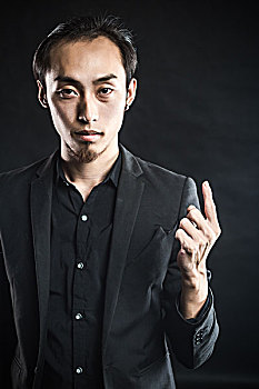 亚洲男子
