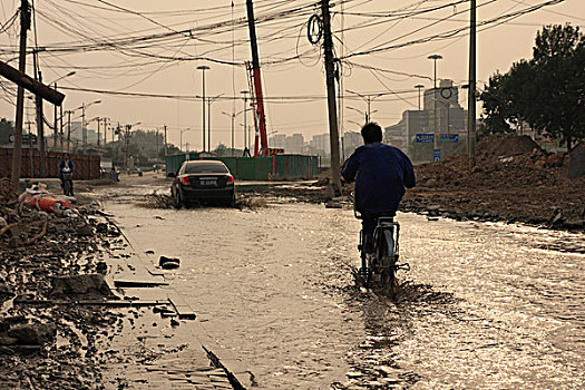 中国,北京,男人,风景,后视图,摩托车,损坏,洪水,道路,老,地区,胡同,住宅区,建筑,30多岁,地面