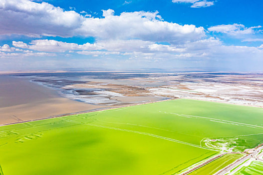 青海海西,格尔木,察尔汗盐湖风光风景航拍,2021年07月27日,察尔汗盐湖位于青海省格尔木市