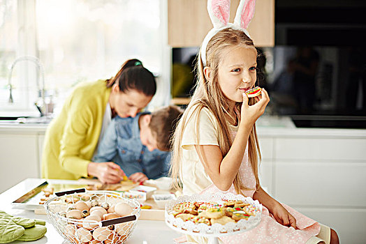 女孩,吃,复活节饼干,厨房操作台