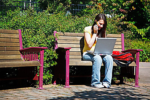 女青年,工作,笔记本电脑,交谈,手机,坐,户外,公园长椅