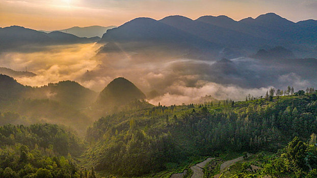 重庆酉阳,雾气骄阳美乡村