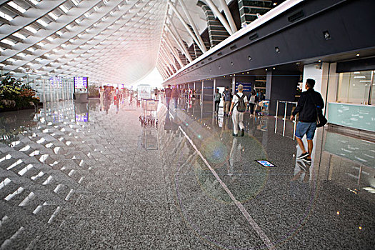 渡假旅行,进出机场的海关,阳光洒落在出入境的大厅