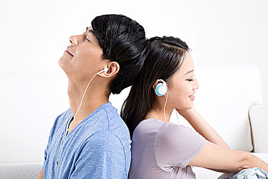 带耳机听音乐的青年情侣