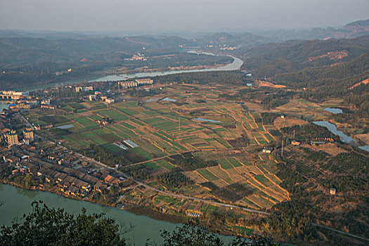 山,丹霞,河流,蓝天,黄昏,大气,田野,水电站,村庄,驴友,旅行,地质公园,丹霞地貌,绿色,灌木,树,草,水潭,素材,平面设计