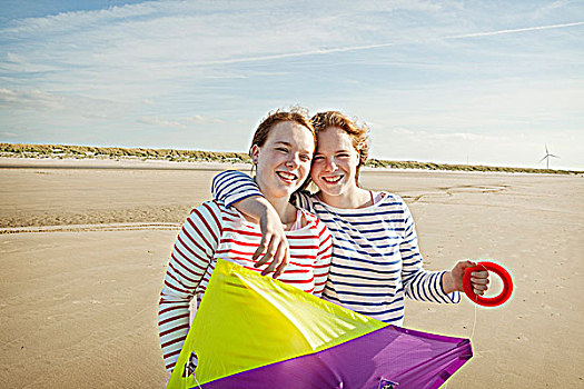 两个女孩,拿着,风筝,海滩