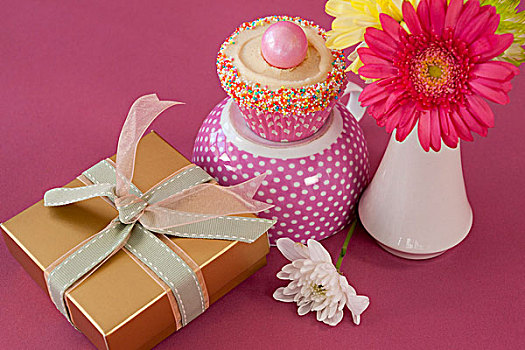 特写,礼盒,杯形蛋糕,花,花瓶,粉色背景