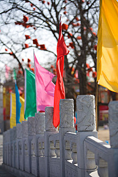 北京春节庙会石桥上插的彩旗