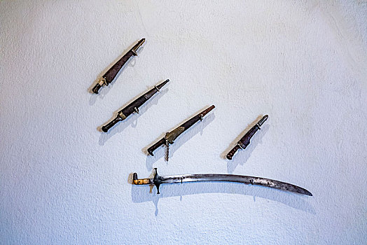 阿玛哈豪华精选沙漠水疗度假酒店墙头上的装饰,阿拉伯刀具