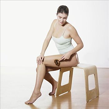 女人,穿,内裤,无袖背心,坐,凳子,按摩,大腿,木质