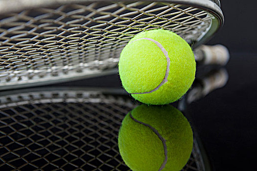 特写,网球拍,球,反射,黑色背景