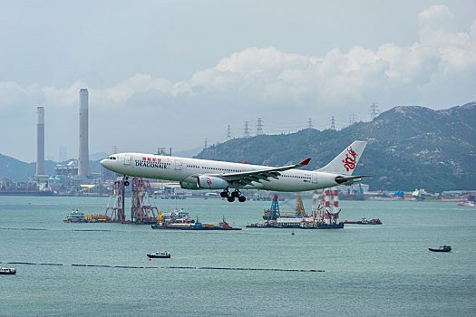 一架港龙航空的客机在降落在香港国际机场