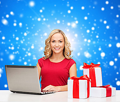 圣诞节,休假,科技,广告,人,概念,微笑,女人,红色,留白,衬衫,礼物,笔记本电脑,上方,蓝色,雪,背景