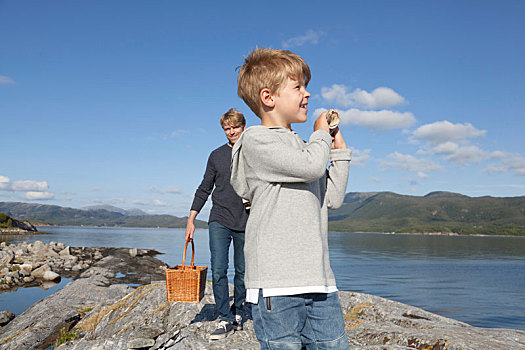 男孩,父亲,篮子,上方,小湾,石头,挪威