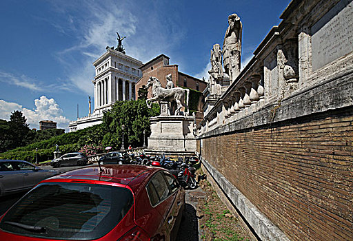 坎皮多里奥广场,piazzadelcampidoglio,远处是位于威尼斯广场,piazzavenezia,正面的绰号叫,结婚蛋糕,或,打字机,的白色大理石建造的新古典主义建筑,维克多•埃曼纽尔二世