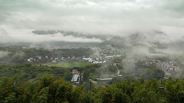 晨雾中的桐庐山村