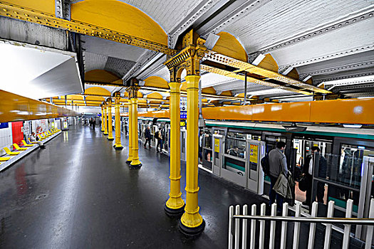 欧洲,法国,巴黎,车站,里昂火车站,地铁,黄色,金属,柱子,乘客,落下,上升