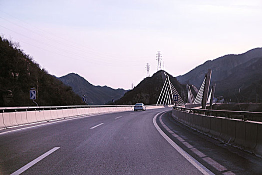 盘山公路穿过的桥梁