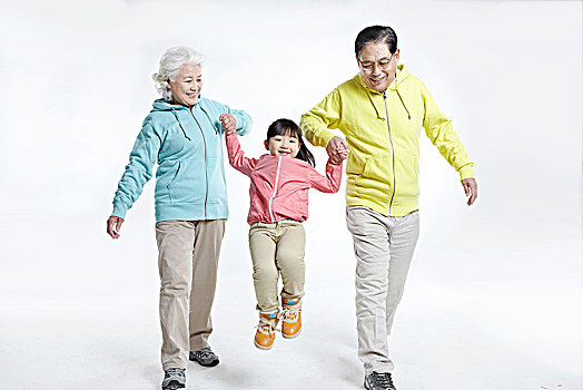 穿运动服的爷爷奶奶和孙女