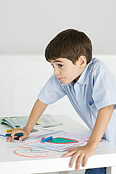 男孩,靠着,桌子,拿着,蜡笔画,彩色,绘画,纸