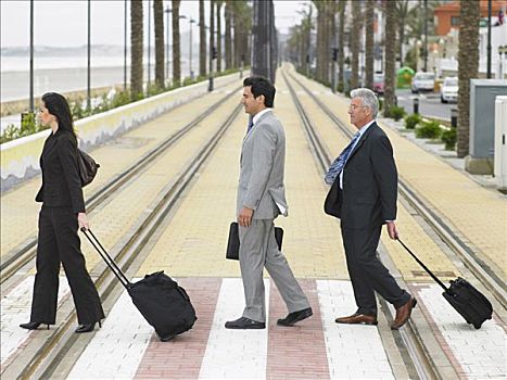 职业女性,两个,商务人士,穿过,一对,有轨电车,排列,手提箱,人行横道,阿利坎特,西班牙