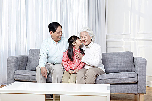 爷爷奶奶和孙女坐在沙发上