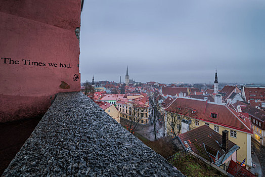 爱沙尼亚塔林老城冬季黄昏风景