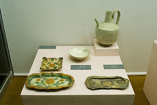 内蒙古博物馆陈列辽代白釉碗,执壶,三彩盘