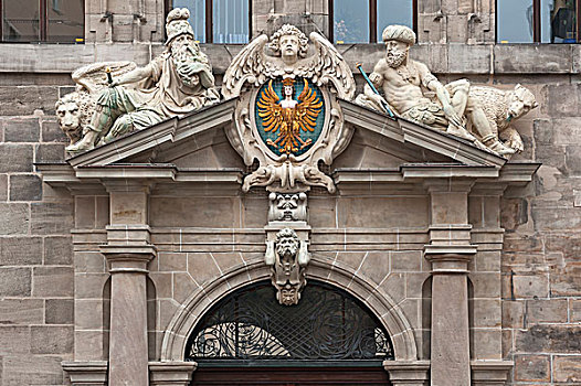 门口,西部,建筑,小,纽伦堡,盾徽,右边,左边,圣经,雕塑,市政厅,文艺复兴,中间,弗兰克尼亚,巴伐利亚,德国,欧洲