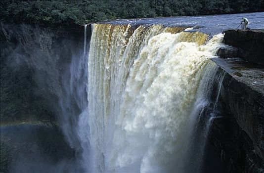 摄影师,三脚架,边缘,瀑布,河,圭亚那,南美
