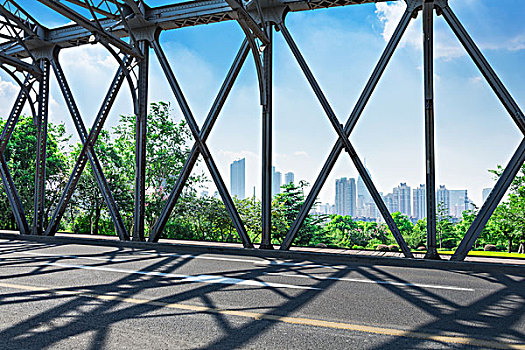 蓝天下的城市公园,市中心天际线的背景