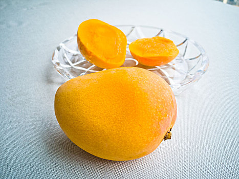 一个芒果和切开的芒果