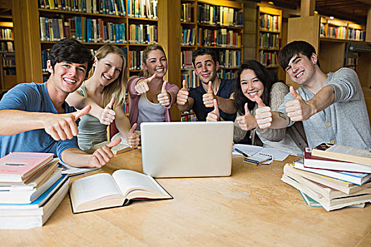 学生,坐,图书馆,桌子,笔记本电脑,给,竖大拇指