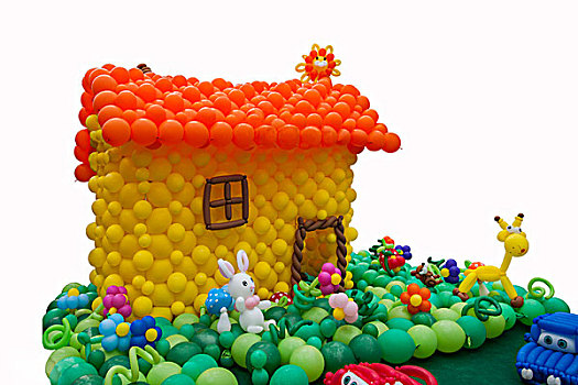 童心筑起的气球房屋