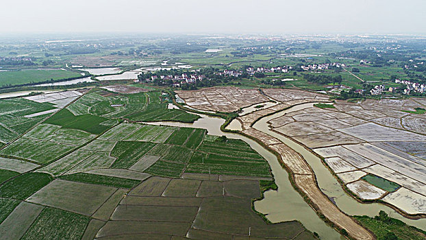 航拍雨后田园