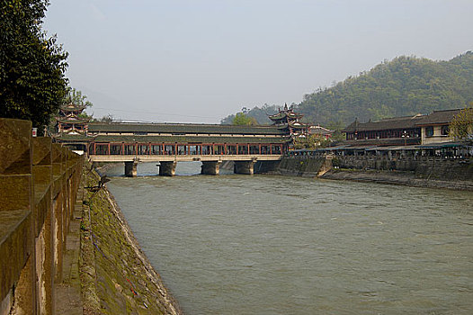 中国非物质文化遗产-都江堰放水节,横跨岷江内江的古代廊桥,南桥