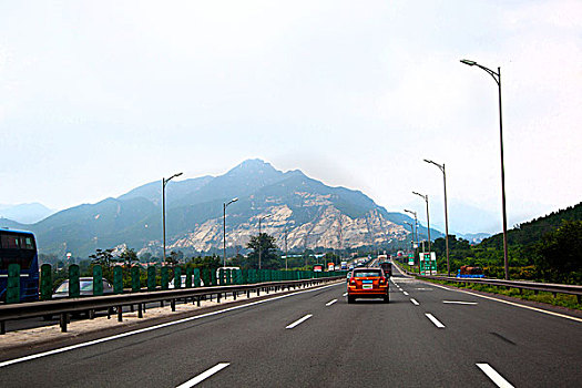 平坦的柏油马路