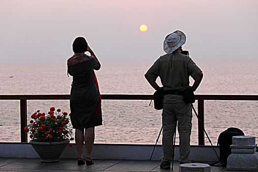 女人,摄影,摄影师,三脚架,正面,日落,海洋,科瓦拉姆,喀拉拉,南印度,印度,亚洲