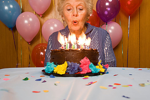 老年,女人,吹蜡烛,蛋糕