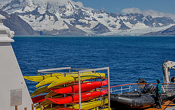 南极邮轮上的皮划艇背景冰川