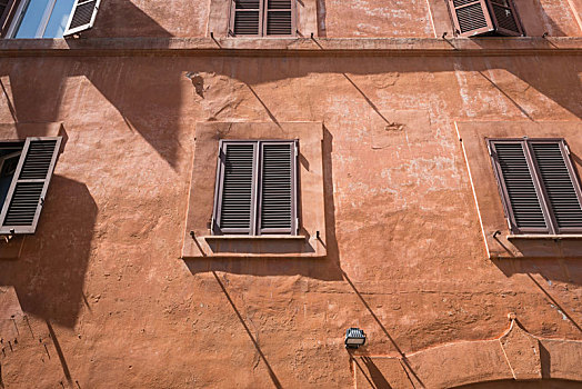 古老房屋上的窗户,古罗马红墙建筑和木窗