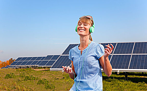 女人,耳机,太阳能电池板