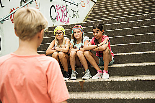 后视图,男孩,接近,女孩,坐,楼梯,户外,德国