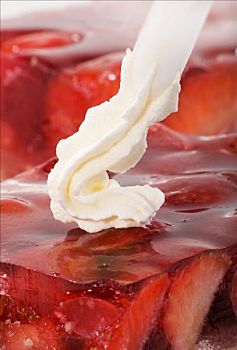 裱边花饰,奶油,草莓蛋糕