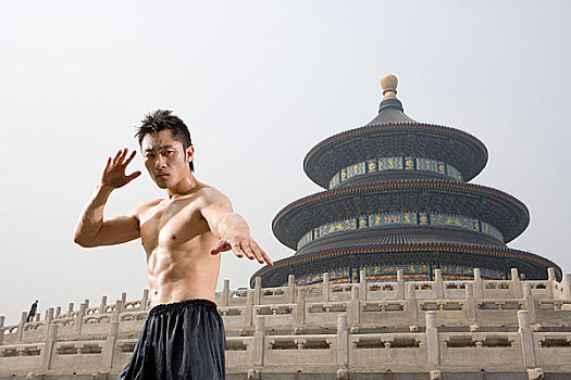 中国武术-一名男运动在天坛祈年殿前练武