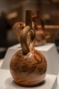 秘鲁拉斯瓦卡斯博物馆莫切文化神在月亮船上划桨细纹陶瓶