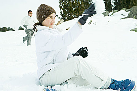 少女,坐在地上,雪中,投掷,雪球,侧面视角