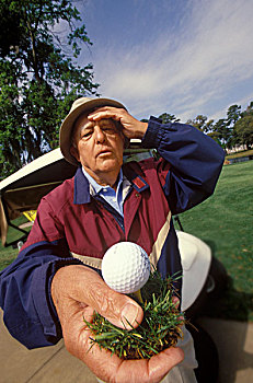 老人,高尔夫,前菜,拿着,块,球座,球,看,沮丧