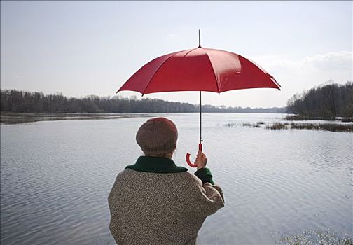 老年,女人,站立,河,拿着,红色,伞,后视图