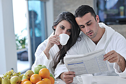 年轻家庭,情侣,读,报纸,厨房,早晨,新鲜,早餐,水果,咖啡,桌上